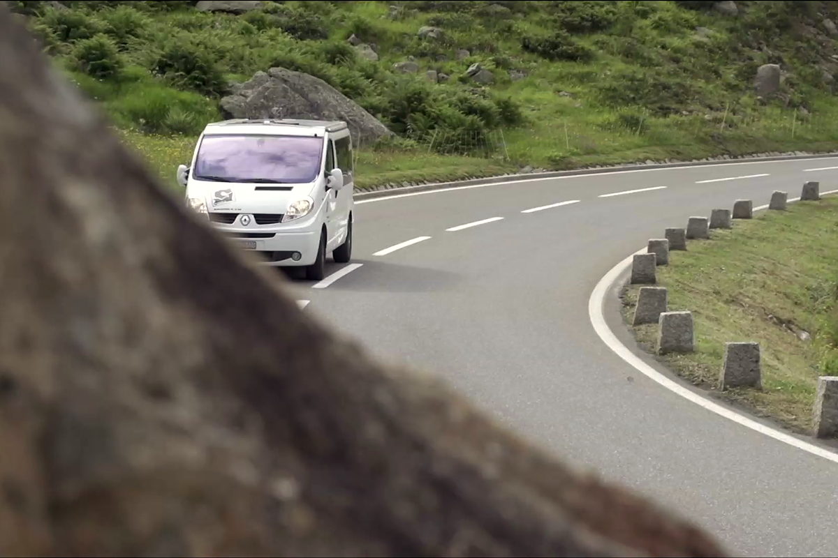 Ein Simodul Ausbau auf einer Bergstrasse im Film von 2014