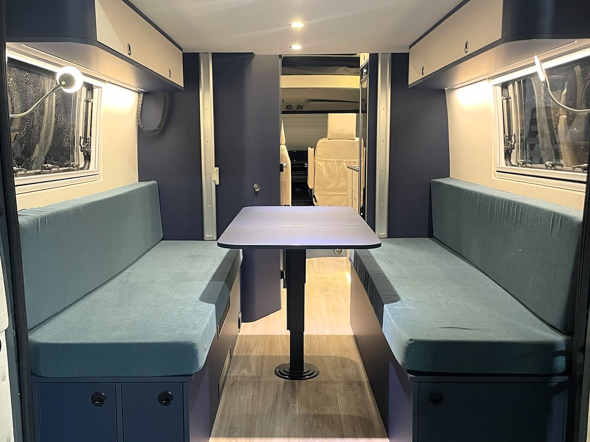 Ducato mit Hubbett, Fiat Ducato, Sitzgruppe mit Tisch hinter den geöffneten Hecktüren