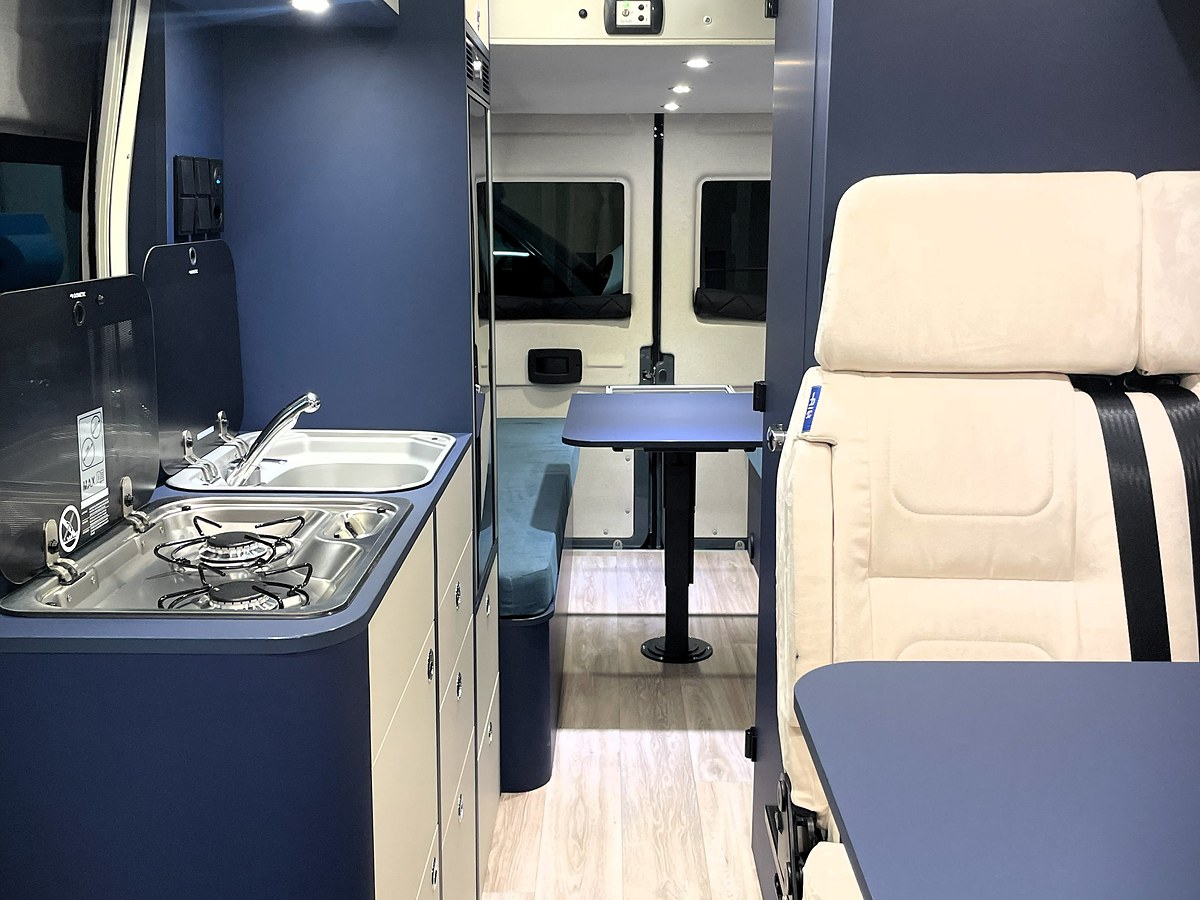 Ducato mit Hubbett, Fiat Ducato, Gang und Küchenzeile mit hellen Möbeln