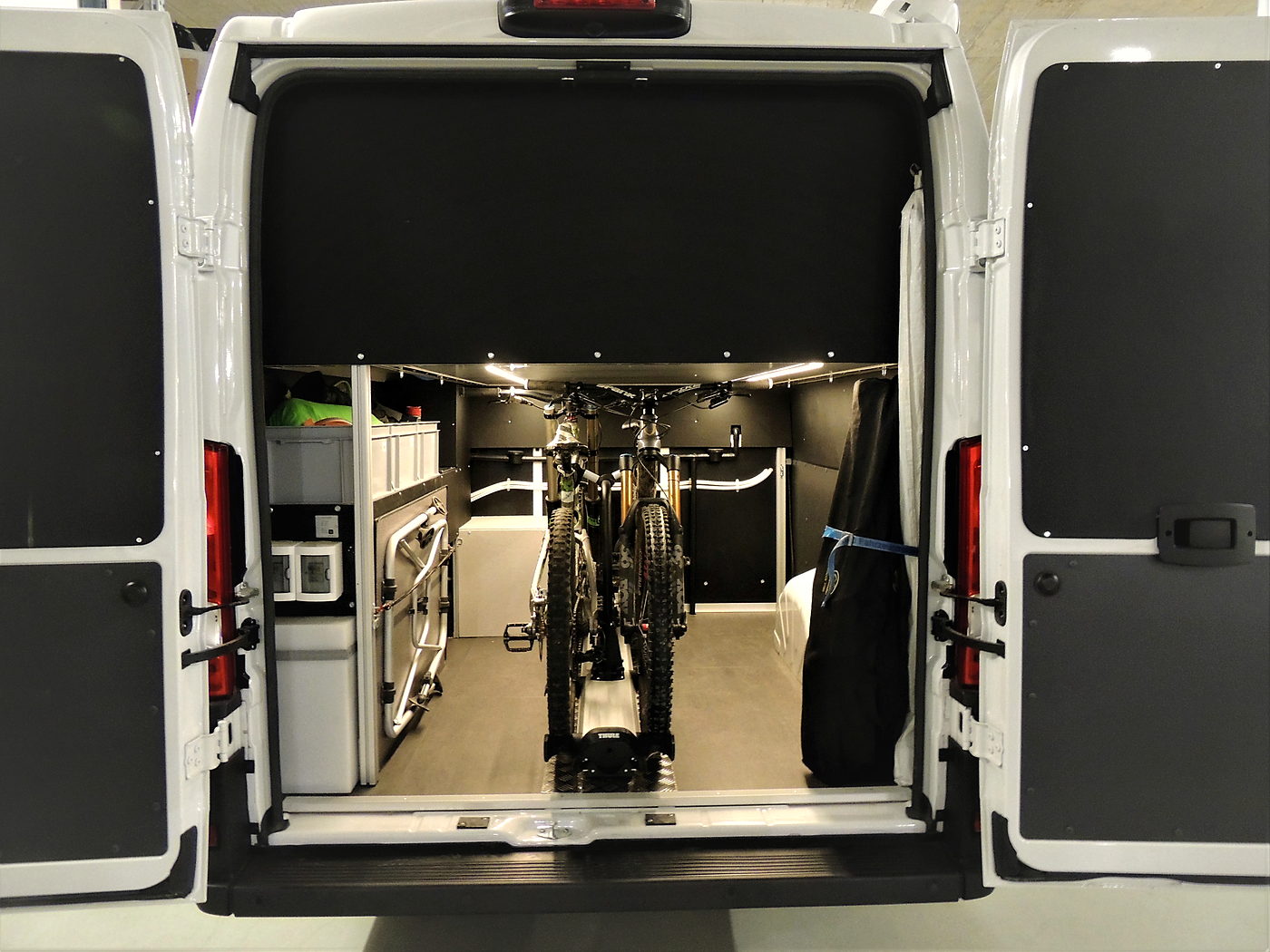 Heckgarage eines Fiat Ducato mit zwei Mountainbikes auf Schienen