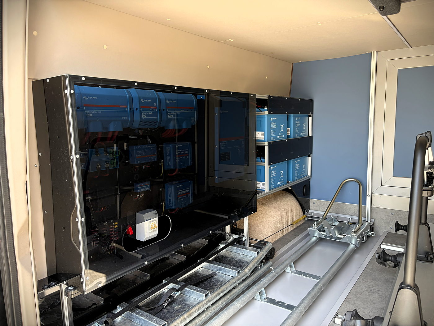 El Grisito, Elektroanlage im Heck mit Batterien und Ladetechnik