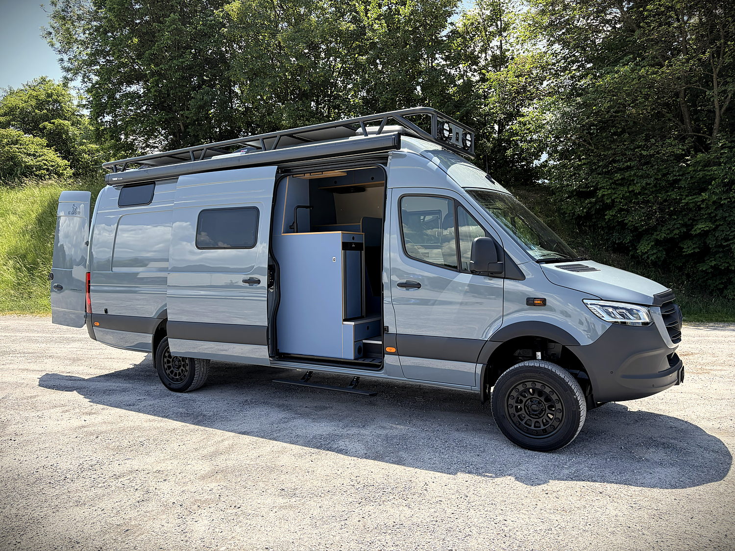 El Grisito, Mercedes Sprinter 4×4, mit geöffneter Schiebetür auf Kies