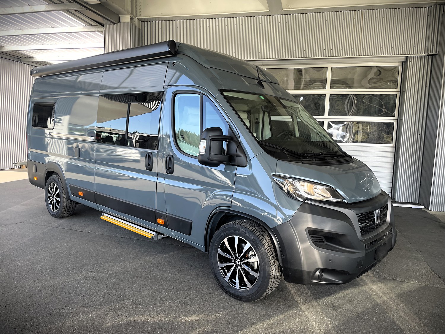 Fiat Ducato vor der Werkstatthalle