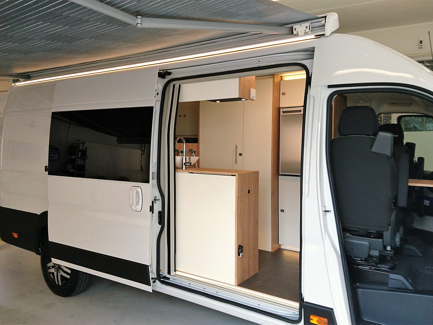Makai, Fiat Ducato, Aussenansicht mit offener Schiebetür