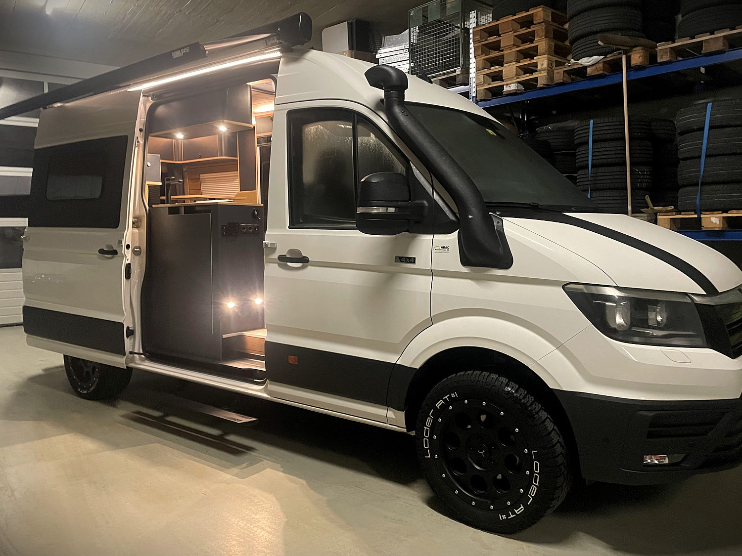 Saragossa, MAN TGE 4×4, mit offener Schiebetür und beleuchtetem Innenraum