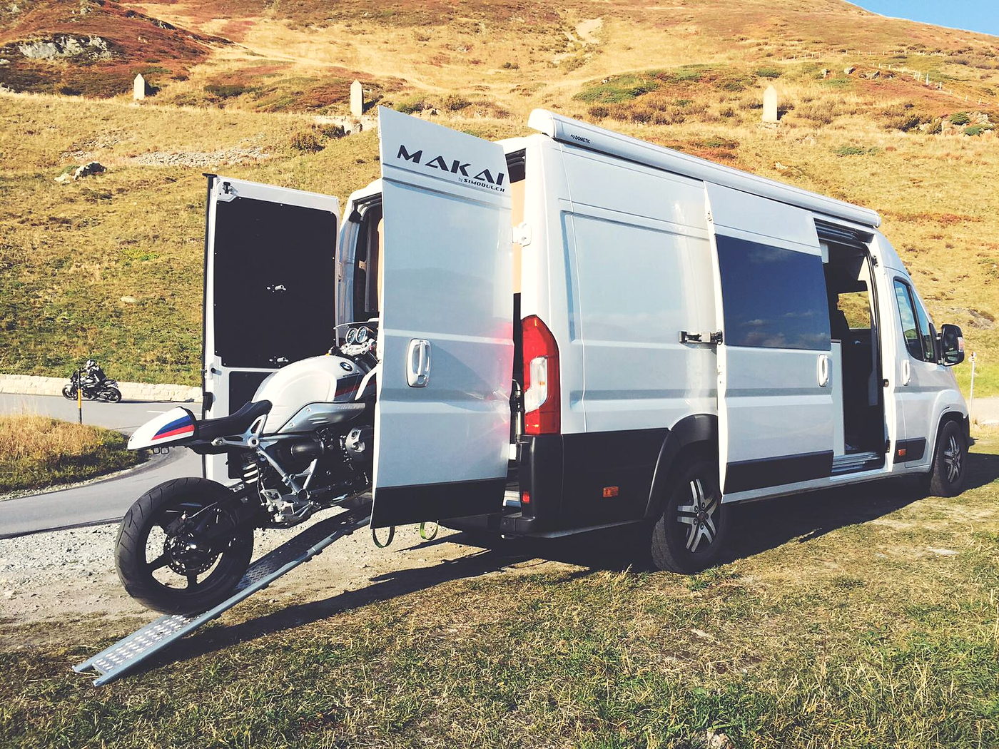 Makai auf einem Alpenpass, Motorrad auf der Rampe vor der offenen Heckgarage