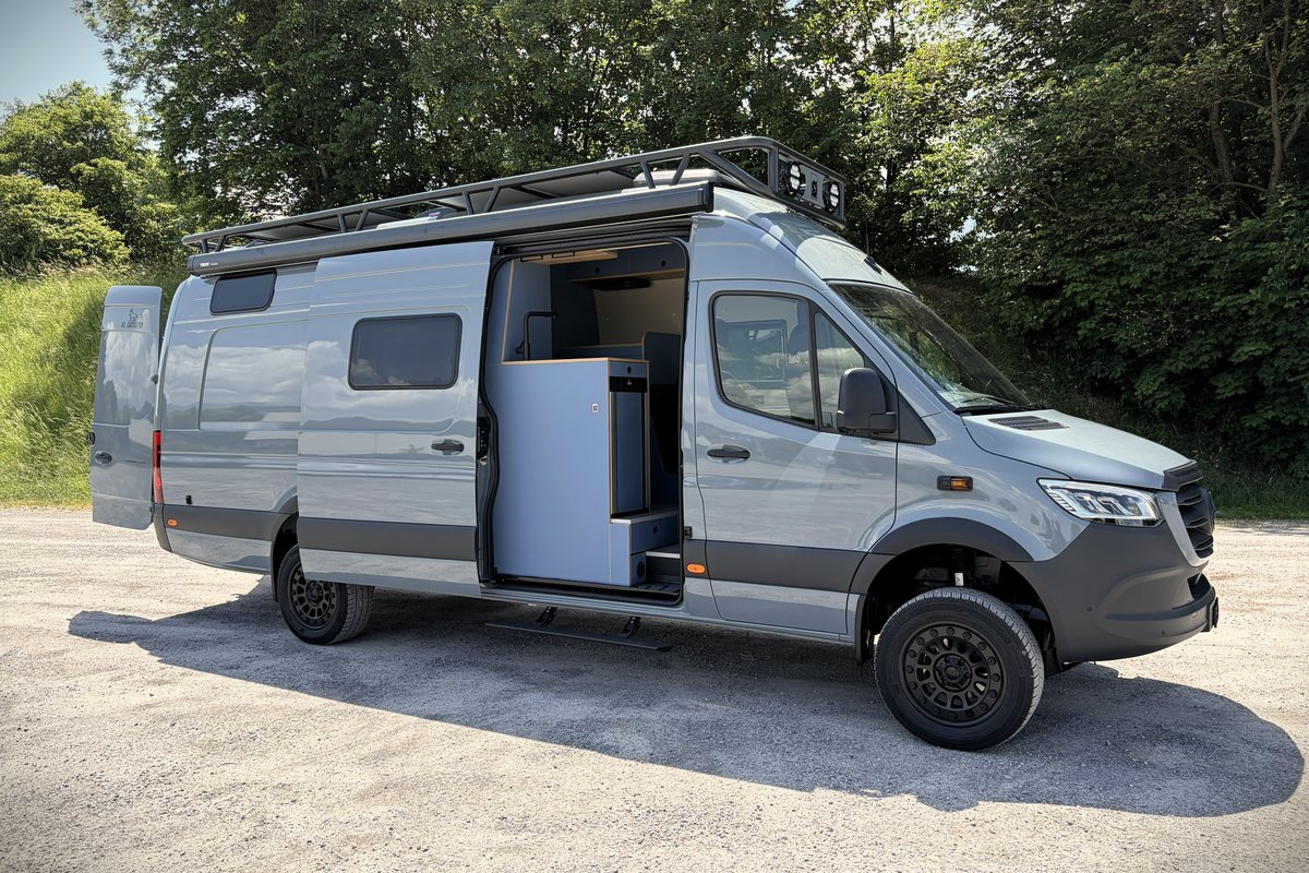 El Grisito, Mercedes Sprinter 4×4, Aussenansicht mit geöffneter Schiebetür