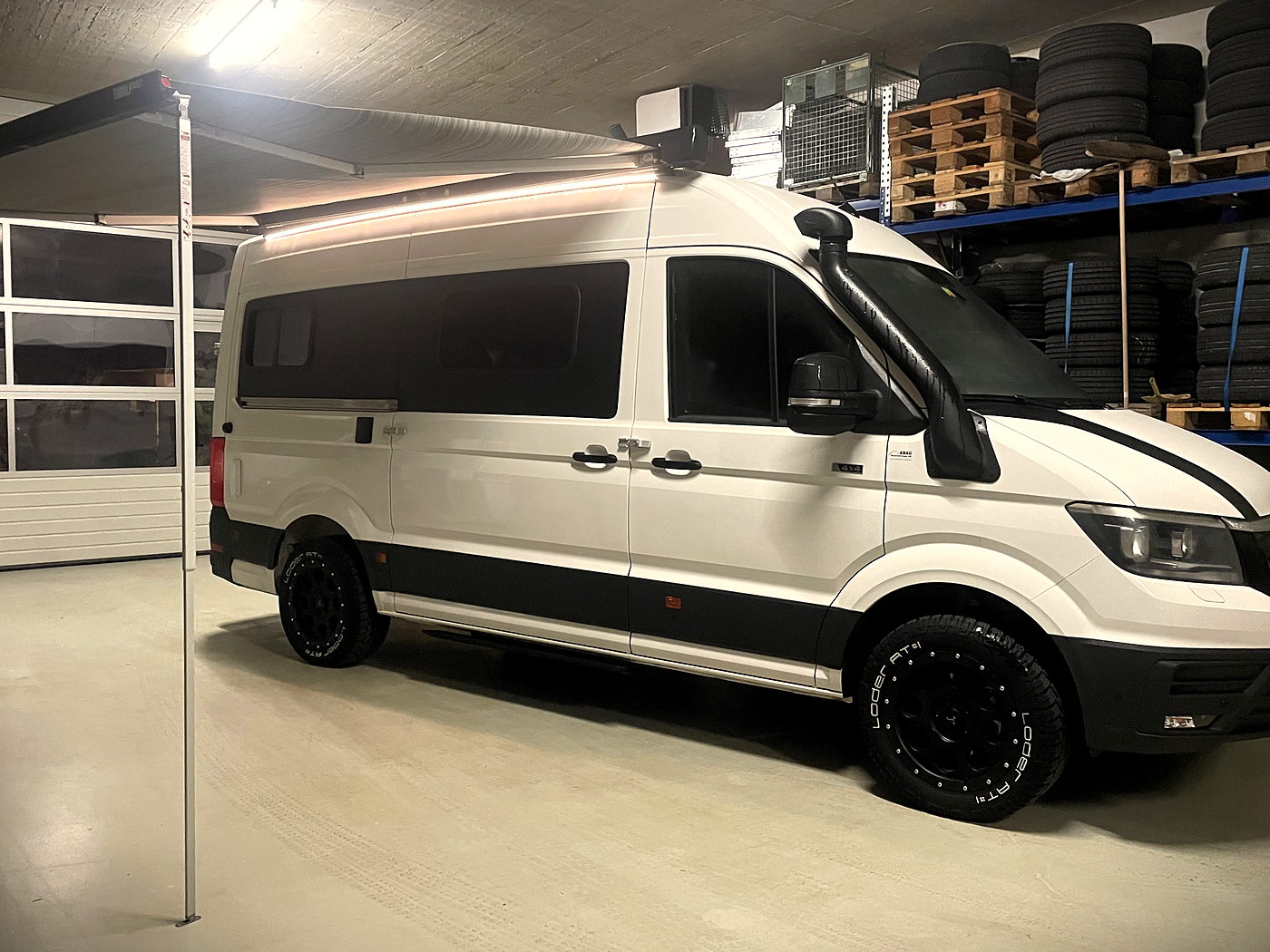 Saragossa, MAN TGE 4×4, Seitenansicht in der Halle