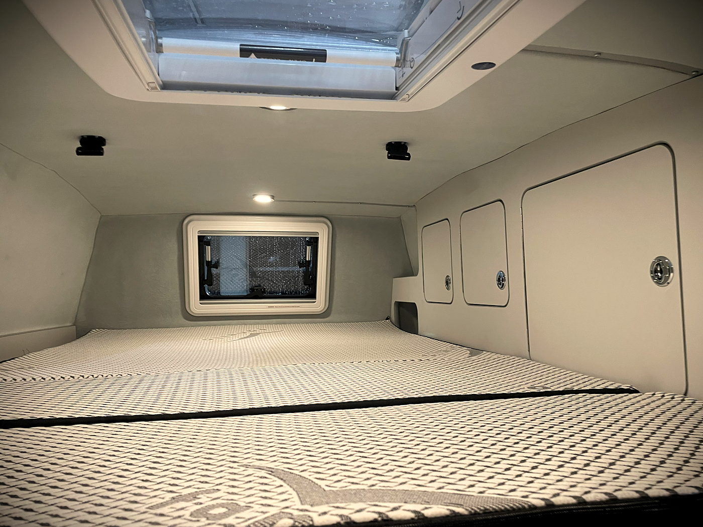 Bett im SCA Schlafdach eines VW T6, Dachfenster und Seitenfenster geöffnet