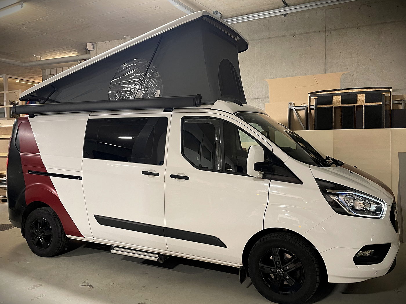 Ford Transit Custom mit aufgestelltem SCA Schlafdach in der Halle