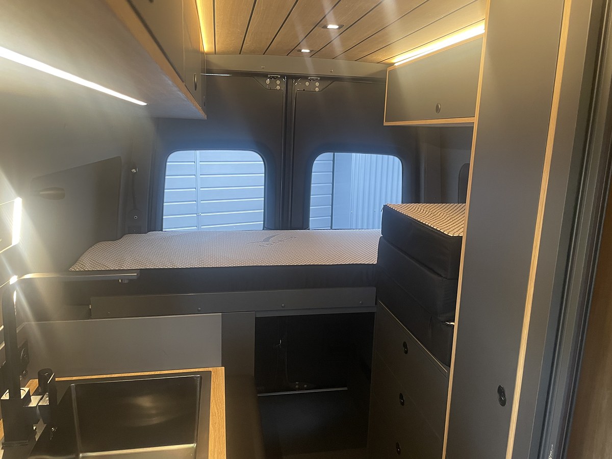 Sprinter mit Schlafdach, Mercedes Sprinter, Bett im hinteren Bereich