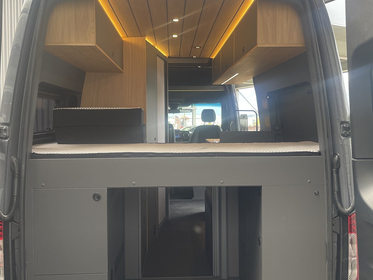 Sprinter mit Schlafdach, Mercedes Sprinter, Geöffnetes Heck mit Stauraum unter dem Bett
