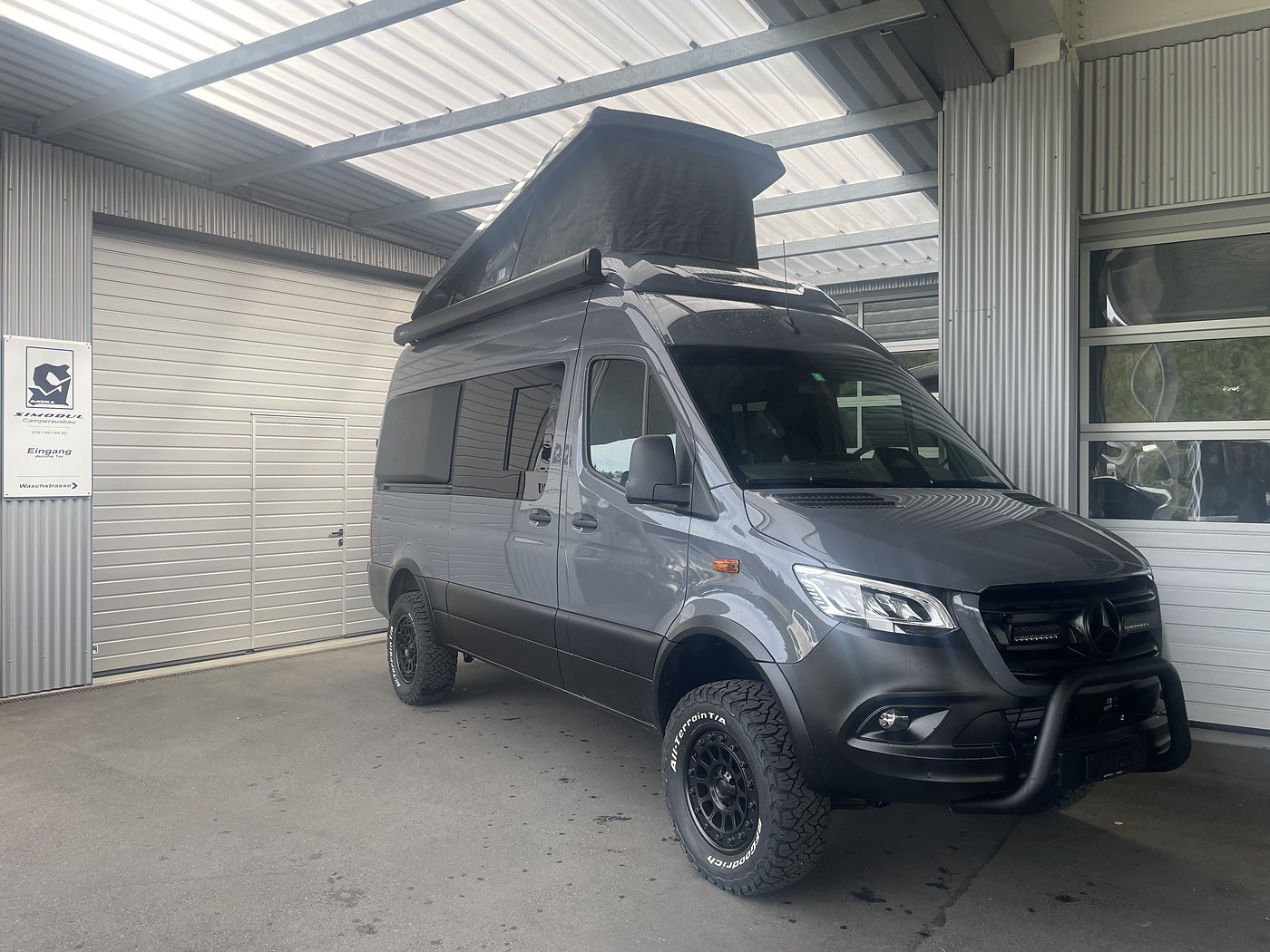 Sprinter mit Schlafdach, Mercedes Sprinter, Frontansicht mit aufgestelltem Schlafdach